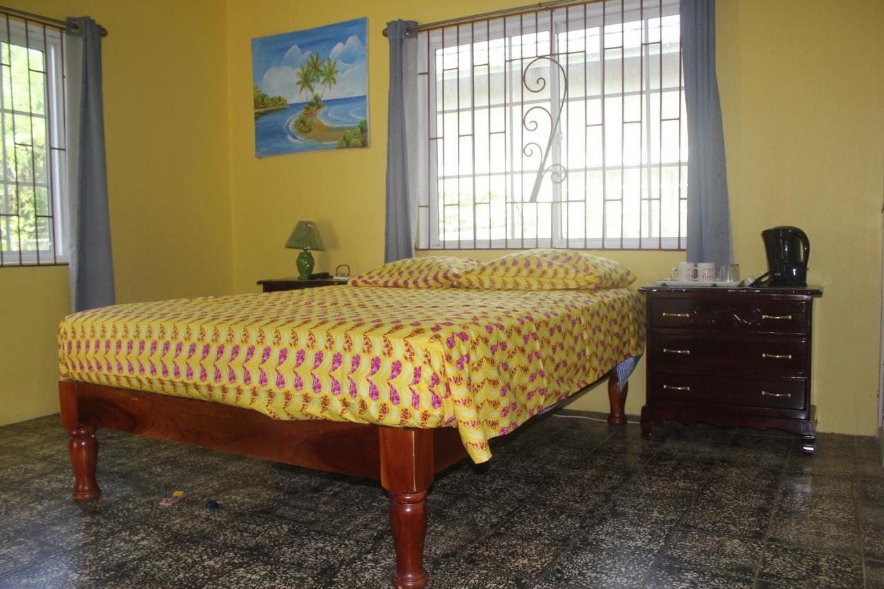 Ritashomeawayfromhome Ocho Rios Bagian luar foto